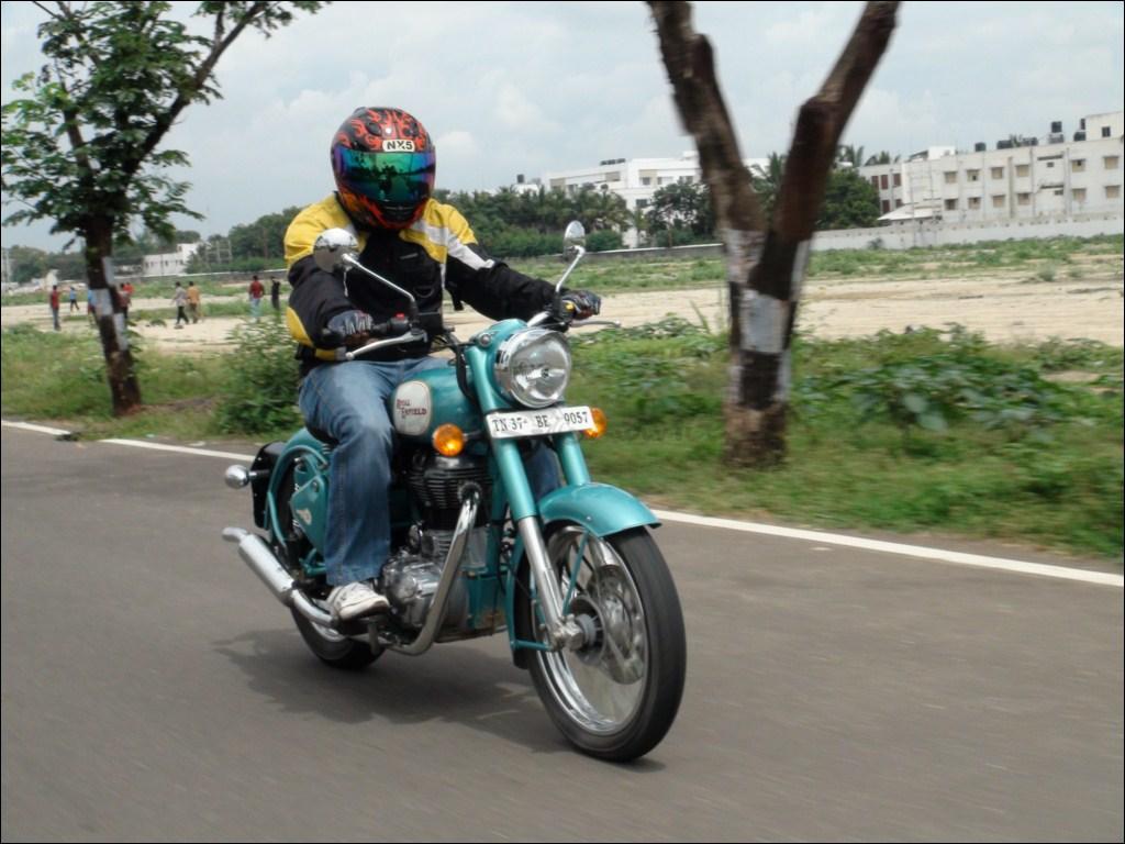 Royal Enfield Classic 500cc Review, Price, Photo, Specifications