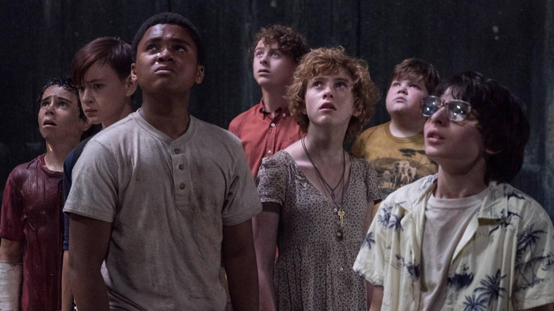First It: Chapter 2 Photo Reunite The Losers' Club As Adults