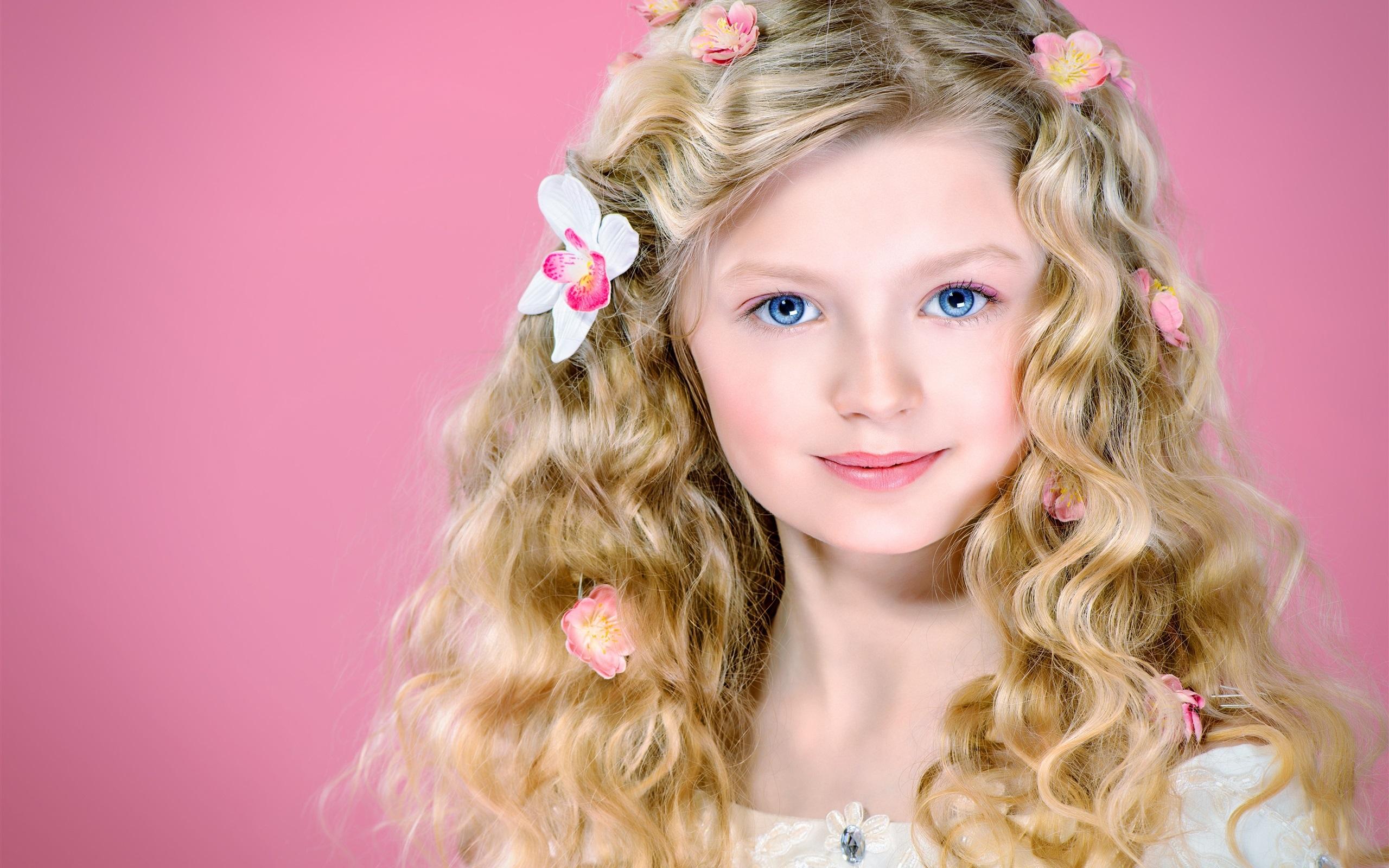 Wallpaper Cute blonde girl, curly hair, blue eyes, smile 2560x1600