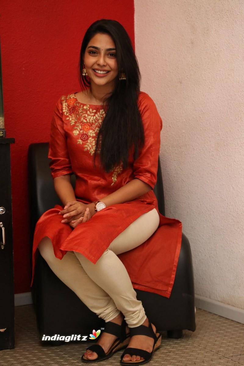 Aishwarya Lakshmi Photo Actress photo, image, gallery