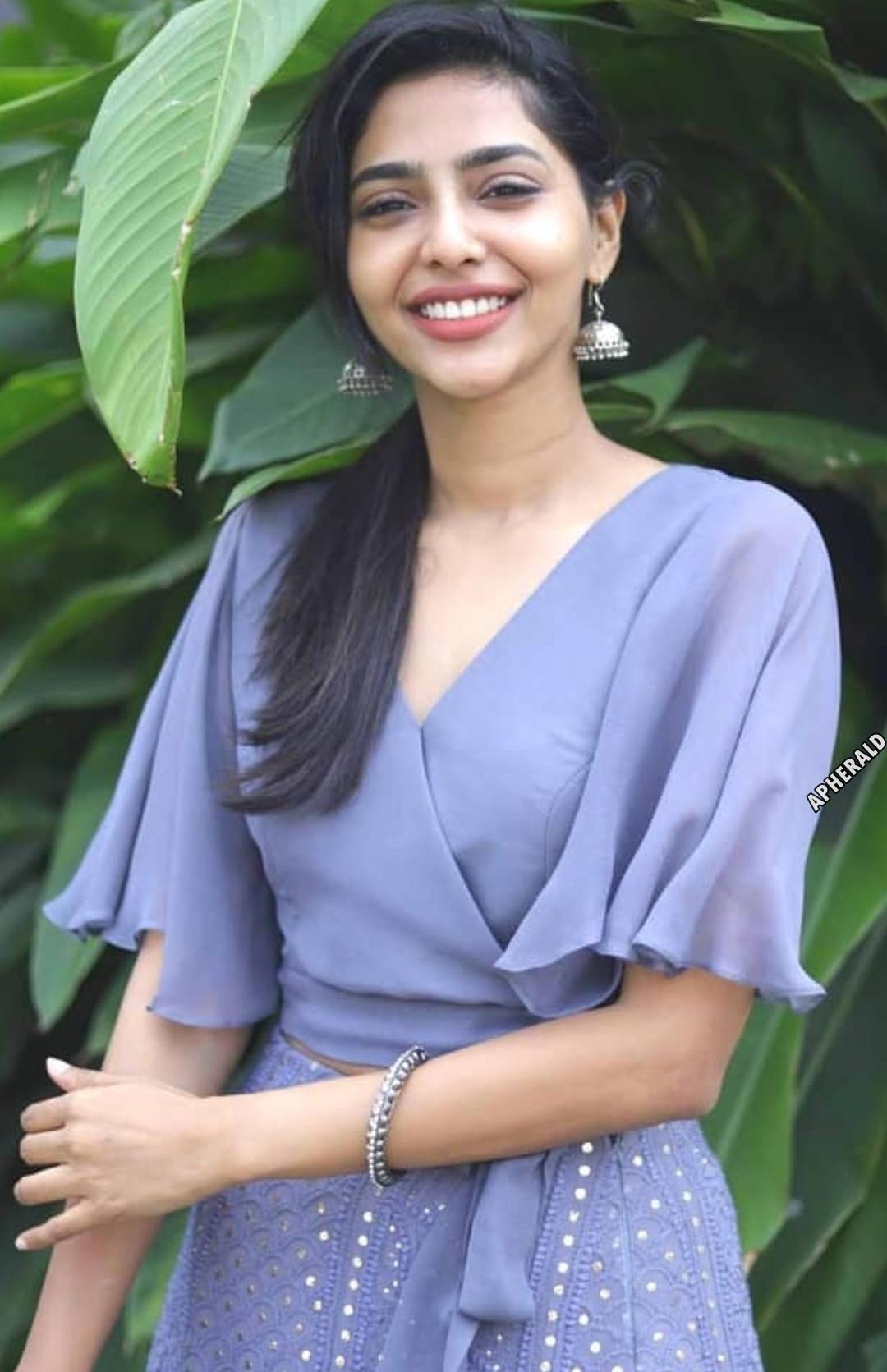 DESI BEAUTY Aishwarya Lekshmi will give you more temptations in