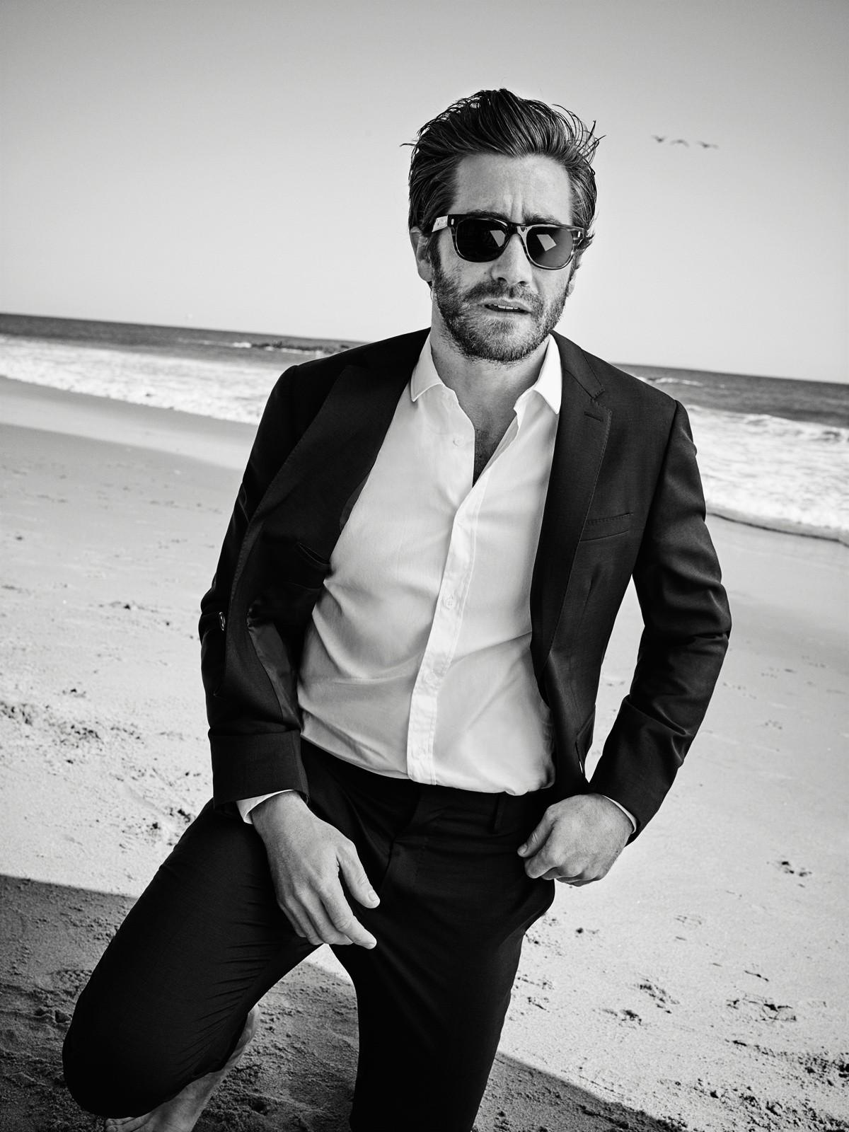 Wallpaper of Jake Gyllenhaal, костюм, пляж background & HD image