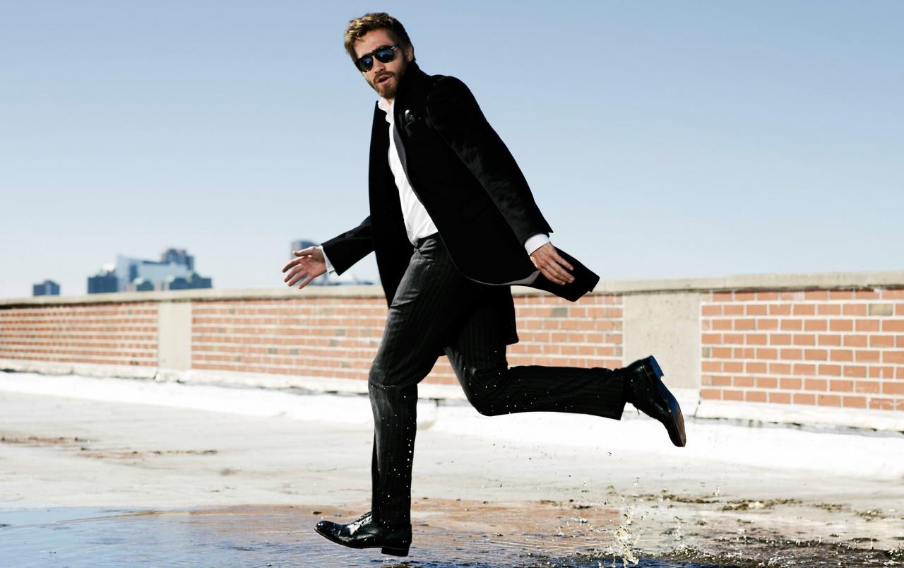 Jake Gyllenhaal Playing It Cool wallpaper. Jake Gyllenhaal Playing