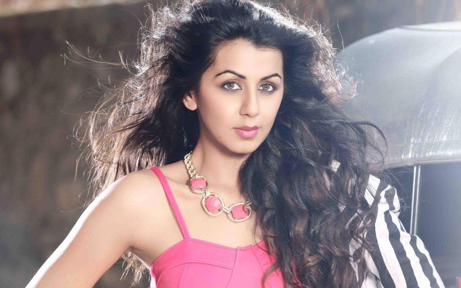 Download wallpaper Nikki Galrani, Bollywood, indian actress