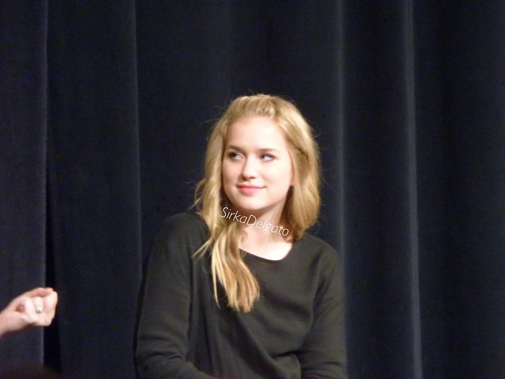 animated desktop wallpaper: Elizabeth Lail picture and Wallpaper