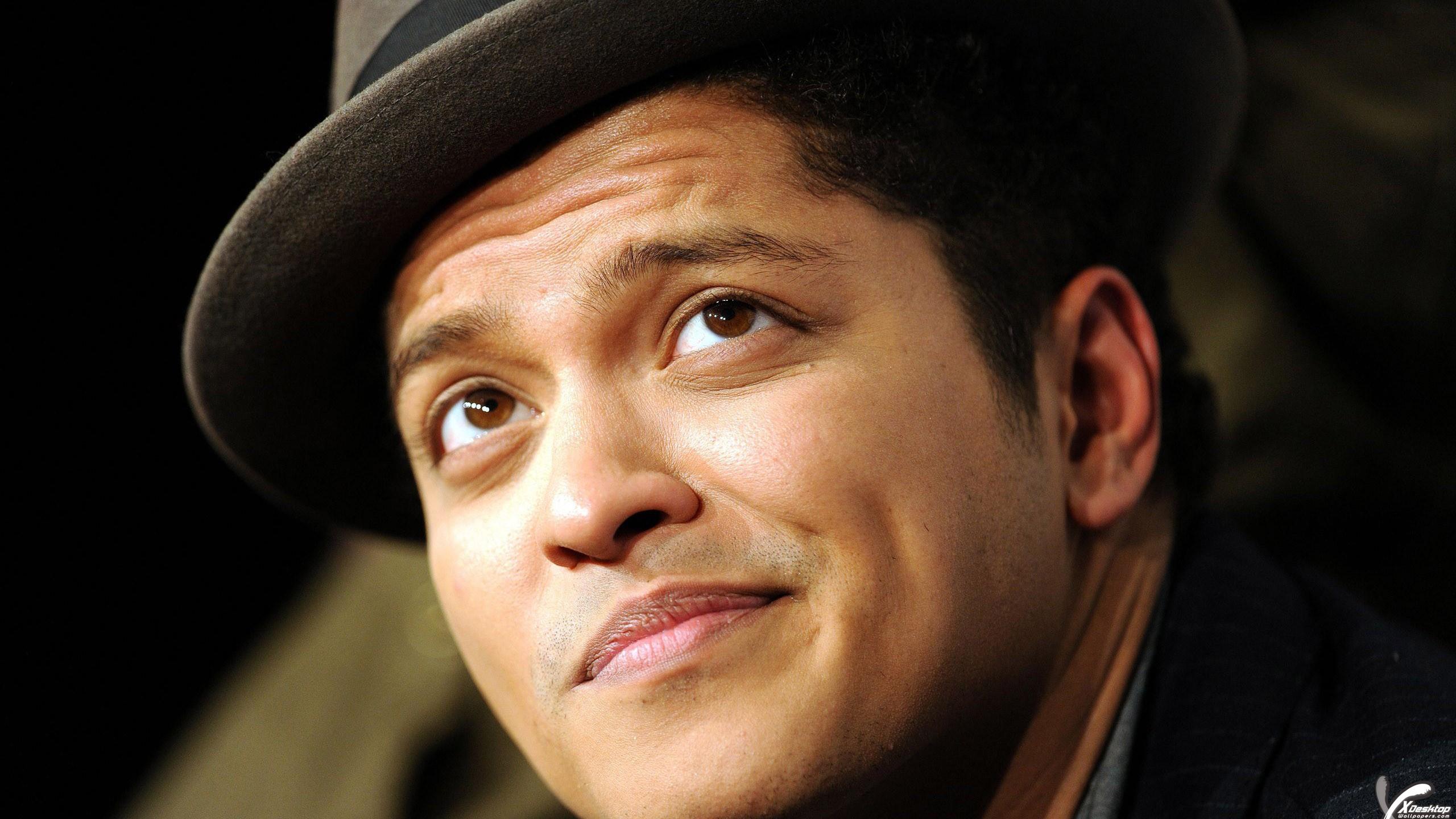 Bruno Mars Face Closeup Wearing A Hat Wallpaper