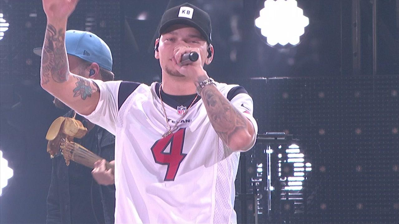 Kane Brown shows off Deshaun Watson jersey at RodeoHouston
