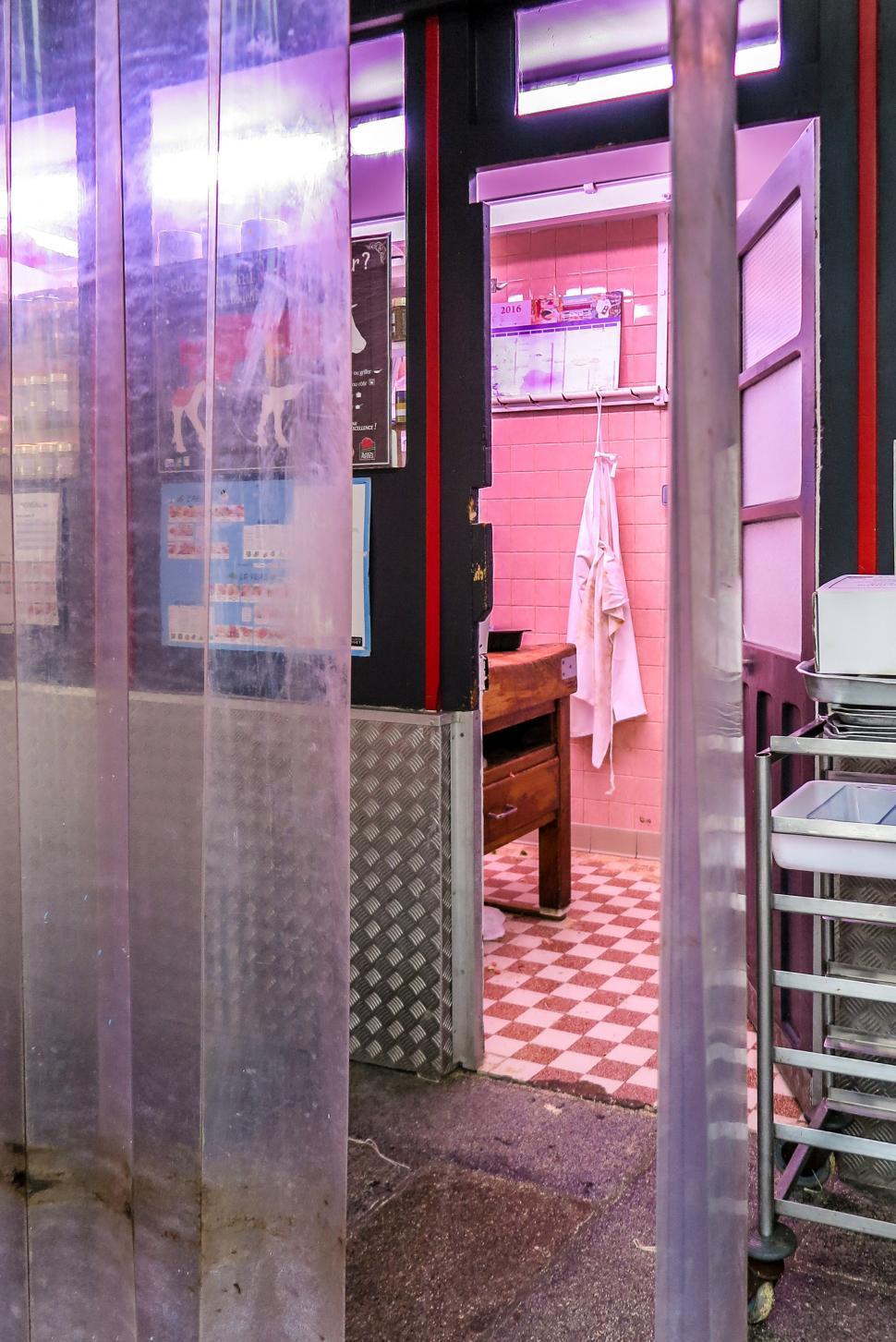 Get Free of Peek in a Paris butcher shop Online