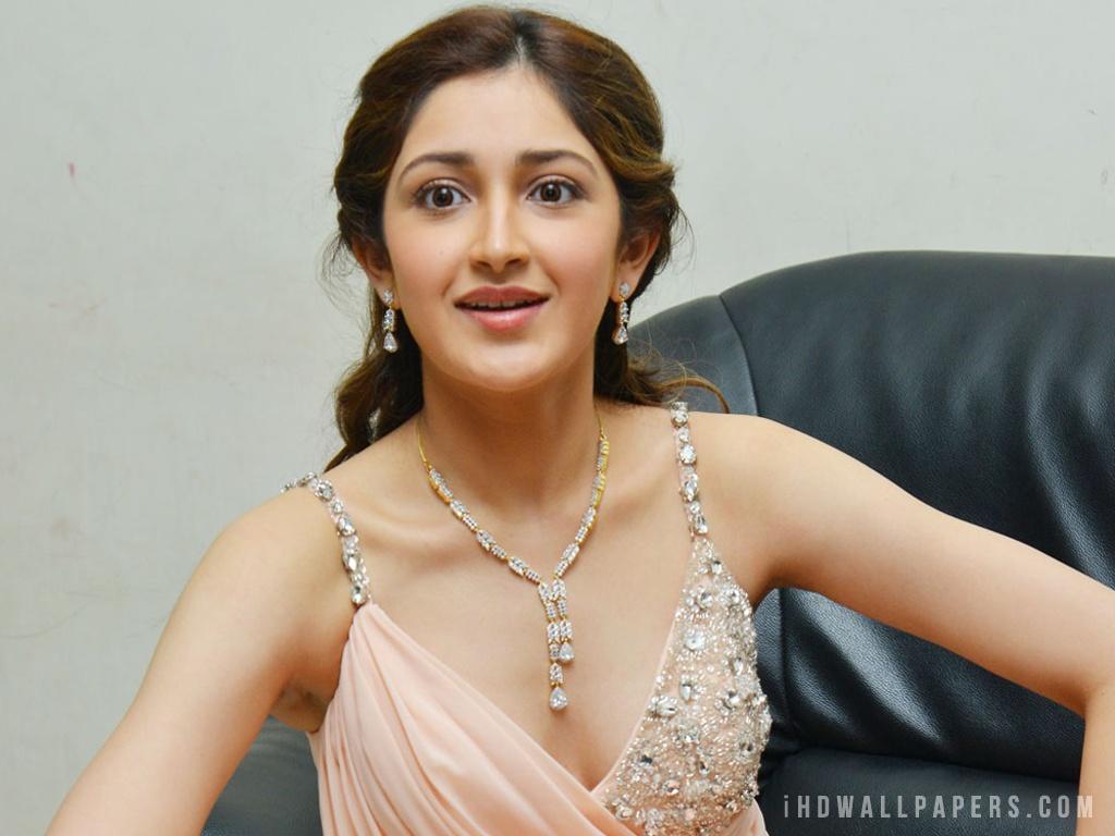 New Actress in 2016, Sayesha Saigal Latest Pics & Biography