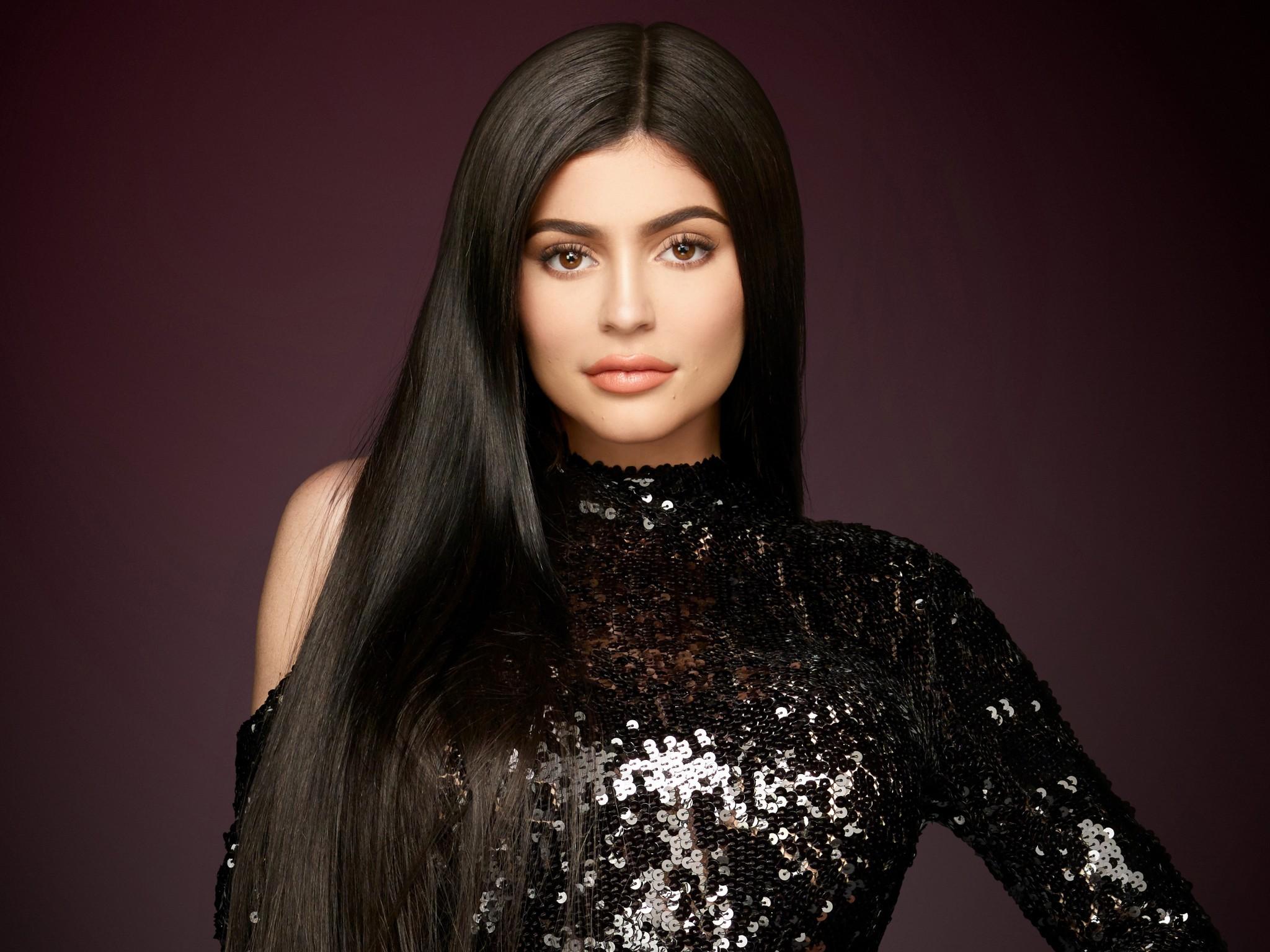 Download 2048x1536 Kylie Jenner, Model, Long Hair, Pink Lipstick