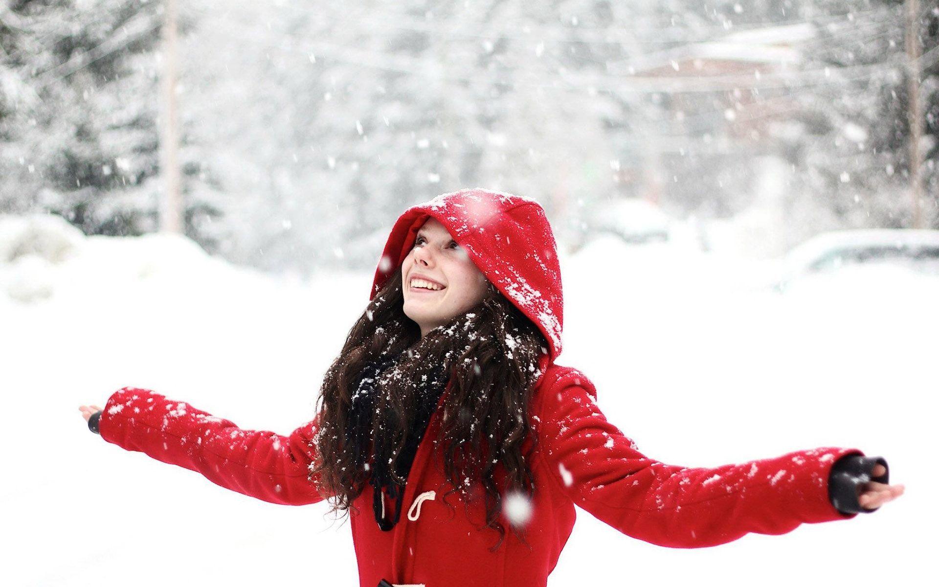 Happy girl in the snow Wallpaper