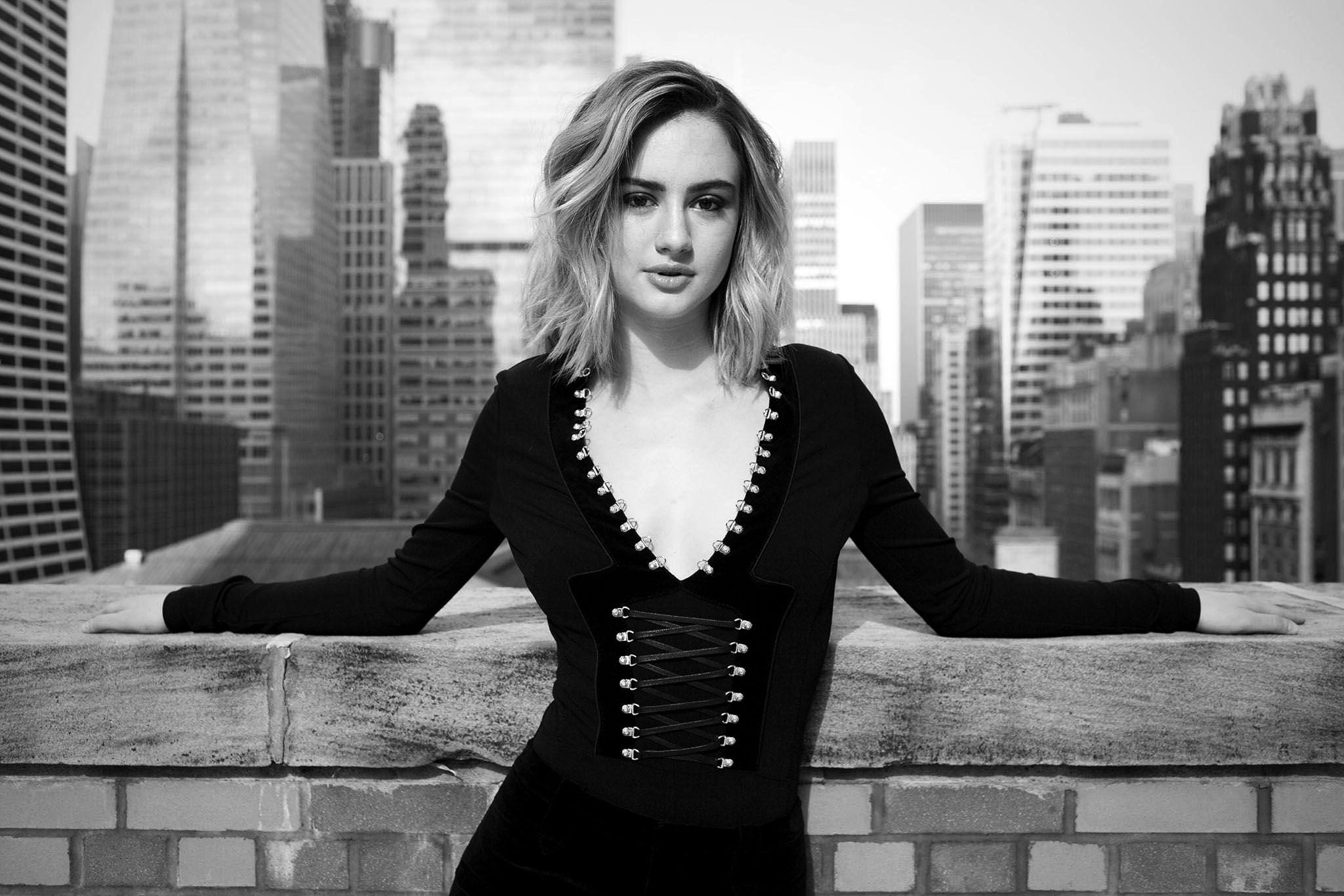 Grace Van Patten 4K o1 HD Wallpaper