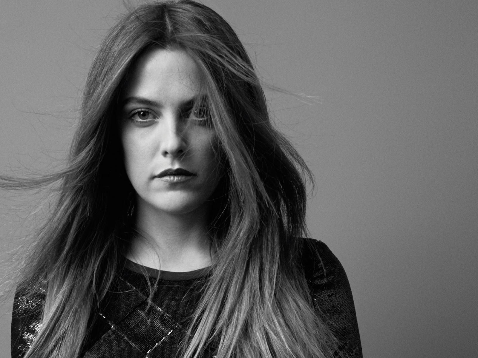 Download 1600x1200 Wallpaper Riley Keough, Monochrome, Standard 4:3