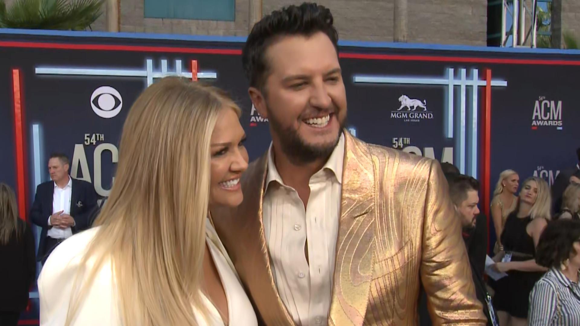 Luke Bryan Shines in Gold Suit at 2019 ACM Awards, Jokes Blake