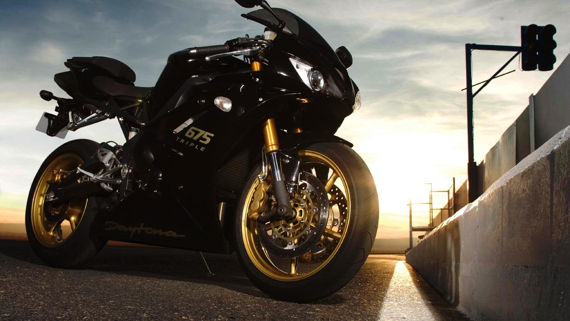 Daytona 675: Black and Gold (1920x1080)