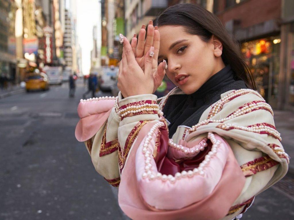 bandsoftomorrow.com. ROSALÍA fortsætter den stilsikre flamencostil