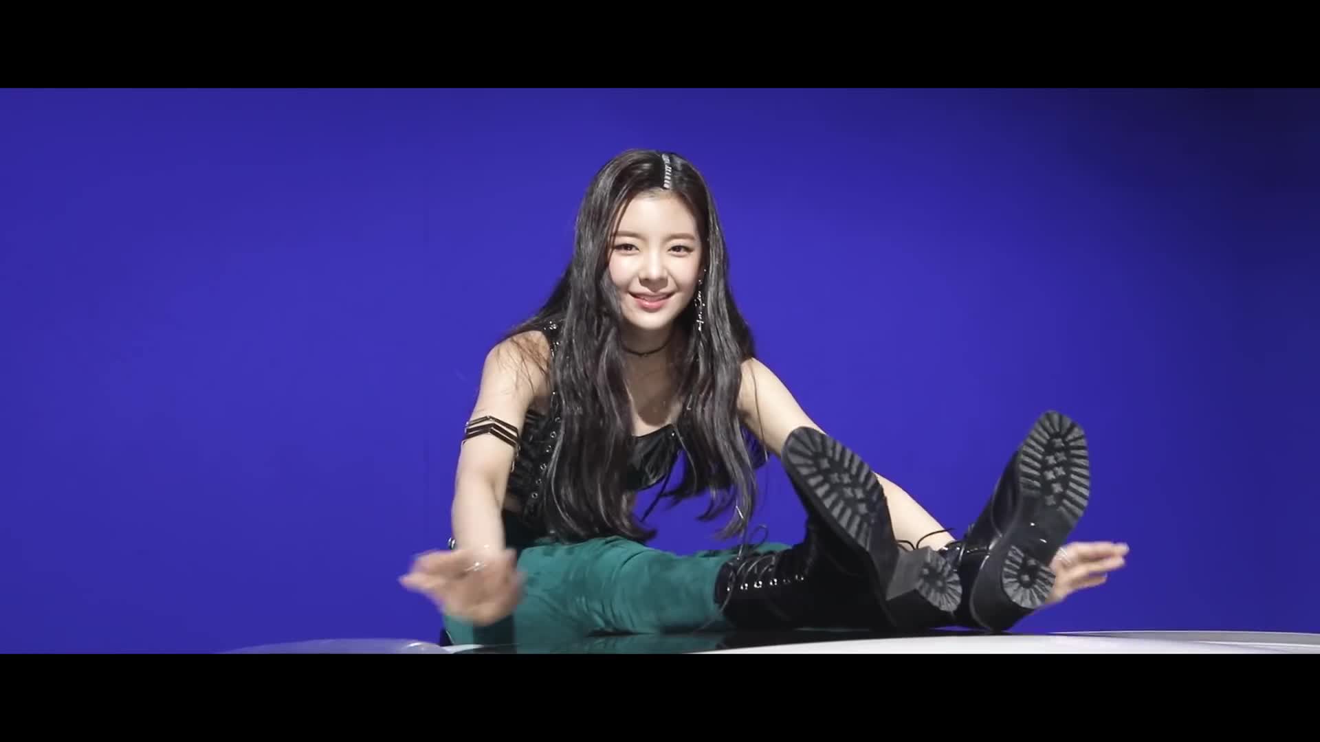 ITZY 달라달라(DALLA DALLA), M V BEHIND #Lia GIF By Just10