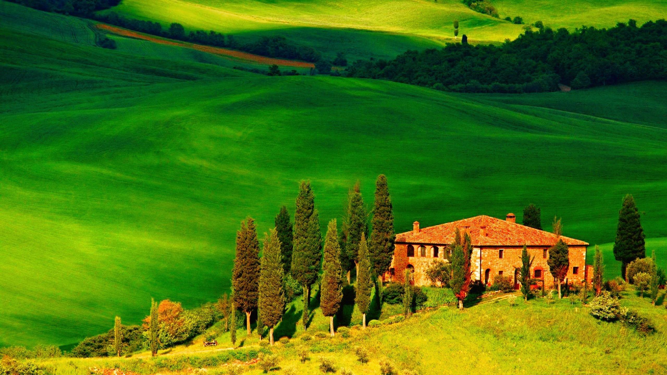 Europe Italy's Tuscany Summer Hills Field With House 1440P