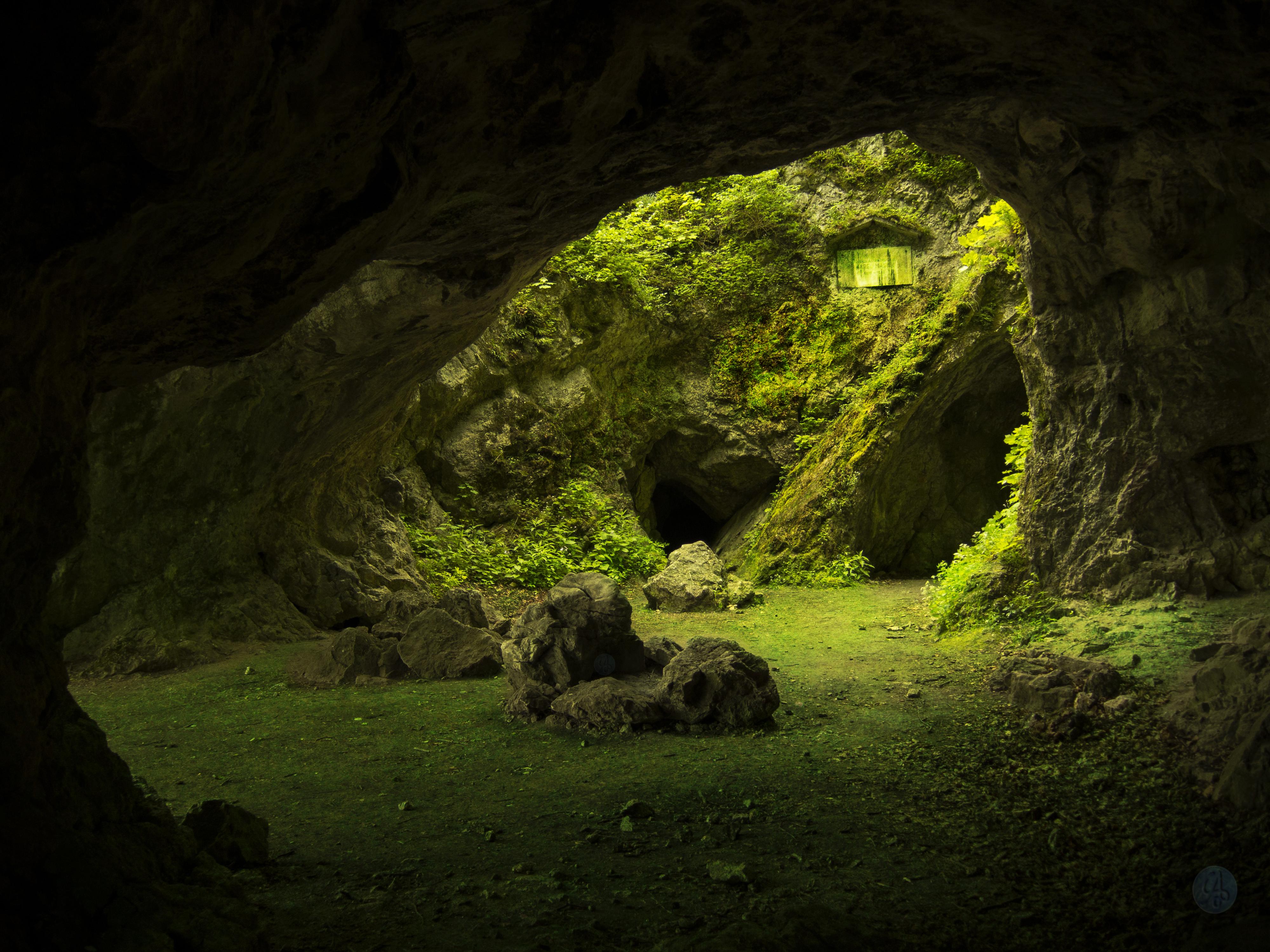 Cave hill. Пещера Графский грот. Пещера Харрисонс-Кейв. Вилла Берлускони подземный грот. Кейв клаб лес.