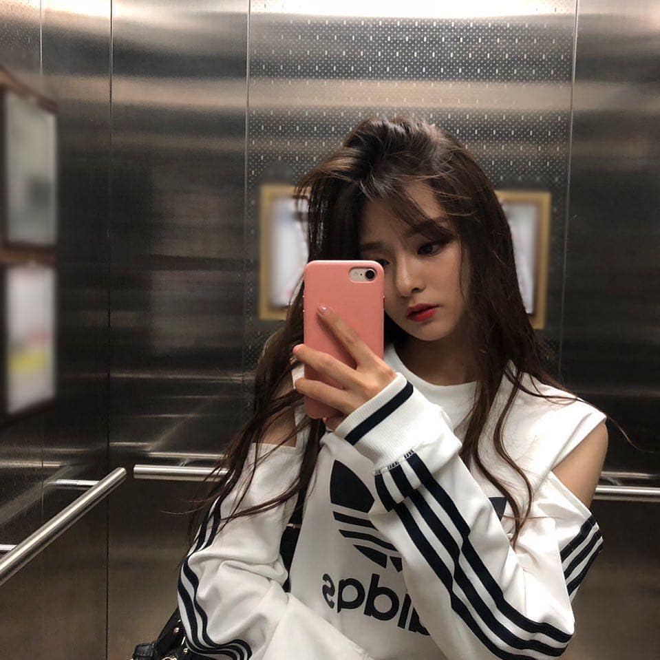 LEE NA GYUNG 이나경 `s Instagram Profile