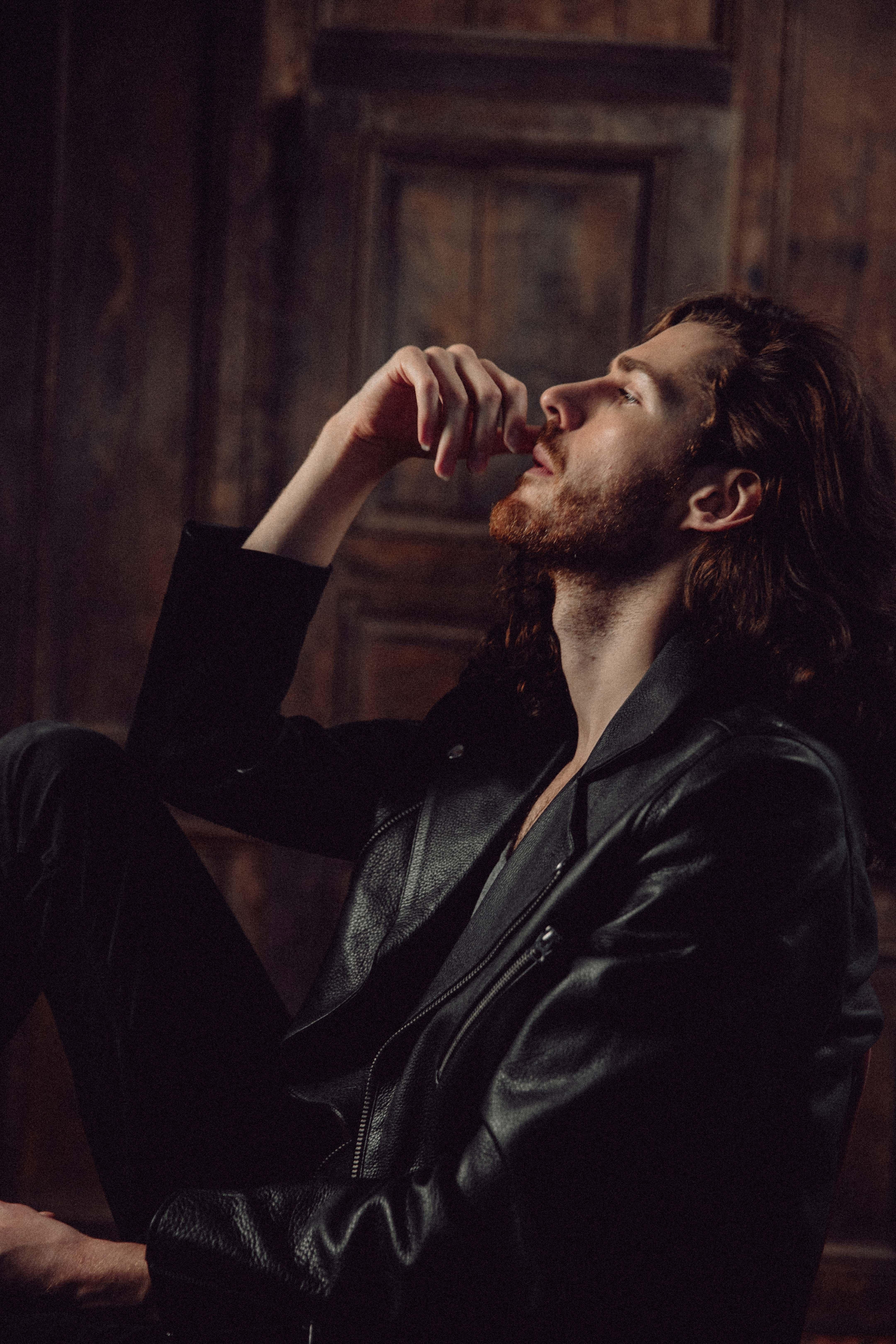 Take me to church оштрафовали. Hozier певец. Эндрю Джон Хозиер-Бирн. Hosiery. Hozier солист.