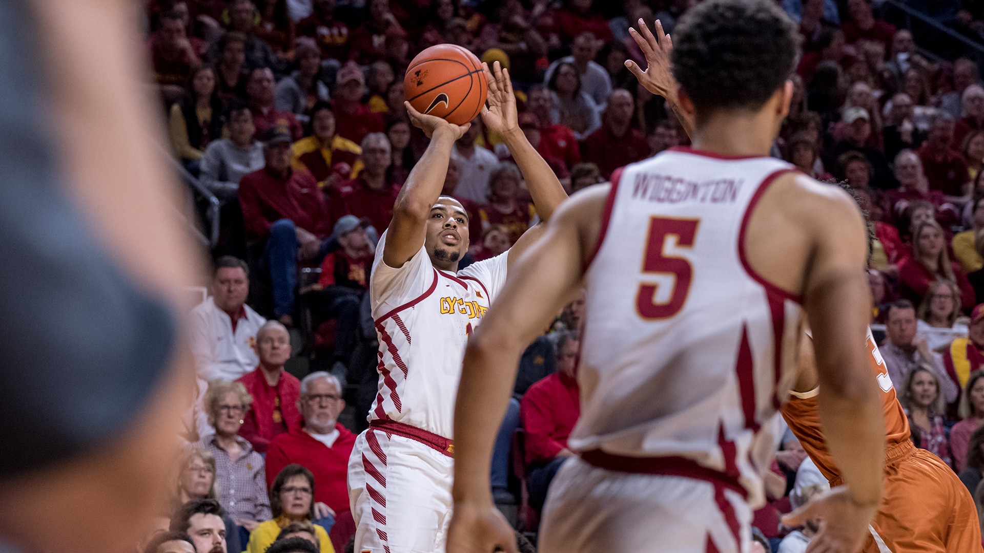 Cyclones Win A Thriller Over Texas, 65 60 State University