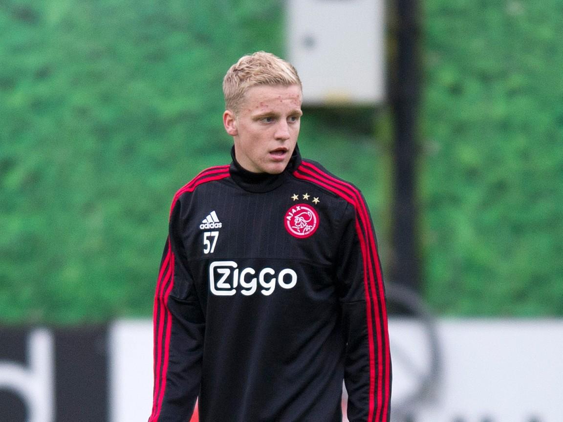 Van de Beek geniet van debuut en Cerny