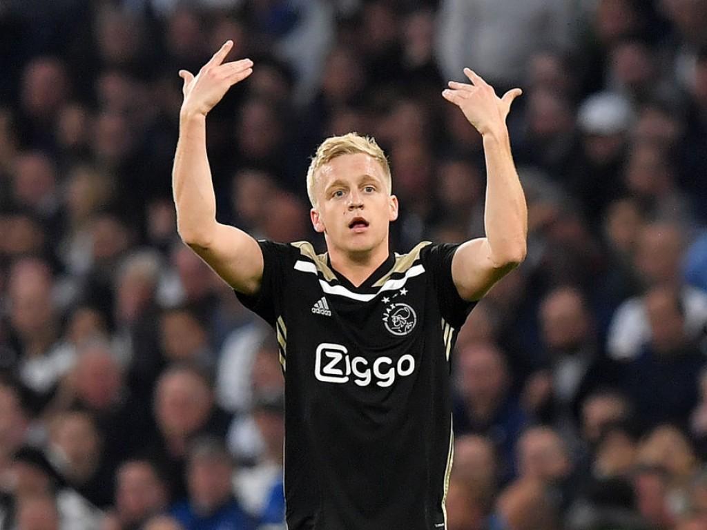 Twitter goes crazy after Van de Beek puts Ajax ahead