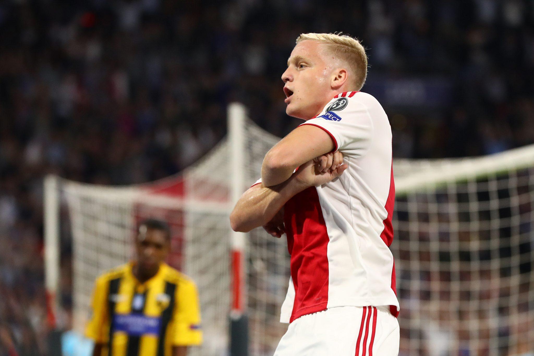 Van De Beek Valt In En Zet Ajax Op Comfortabele 2 0 Voorsprong