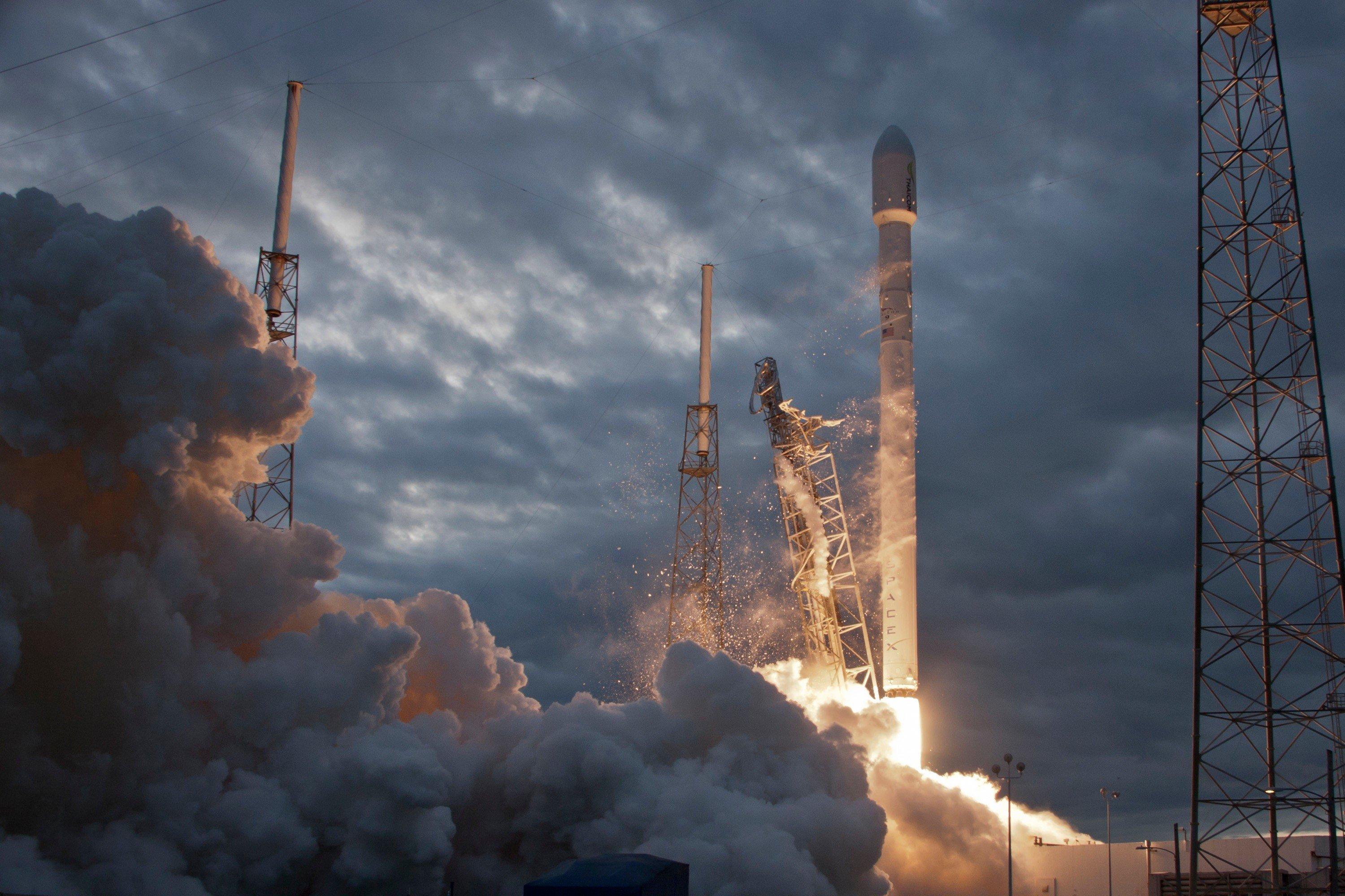 spacex rocket falcon 9 smoke wallpaper and background