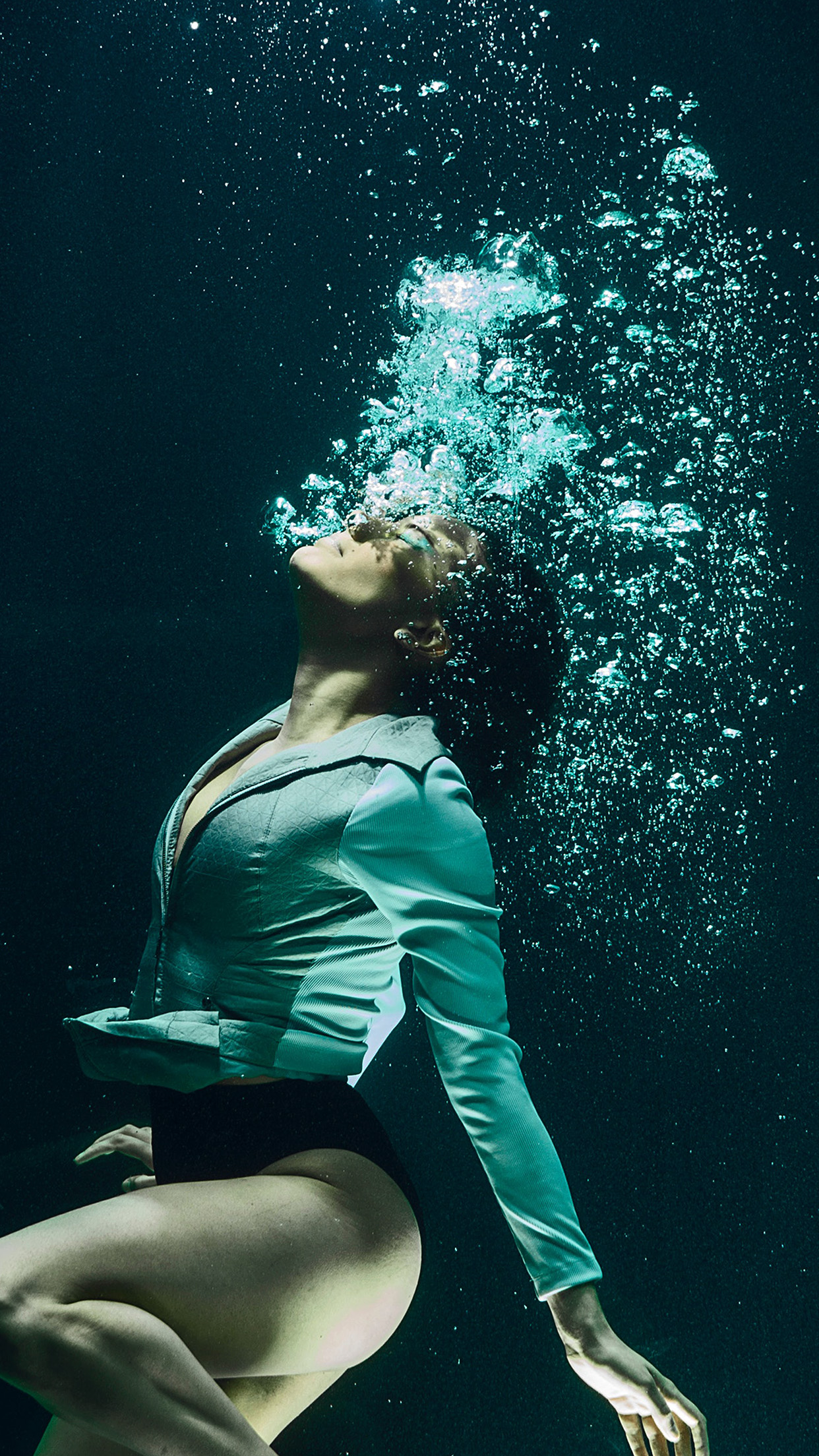 iPhone wallpaper. underwater dive