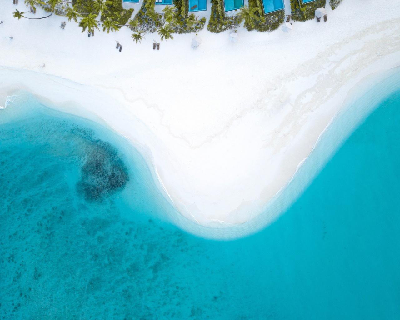 Download 1280x1024 wallpaper aerial view, huts, beach, island