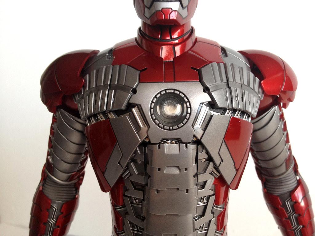 Hot Toys Iron Man mark V front details. The figure's very s