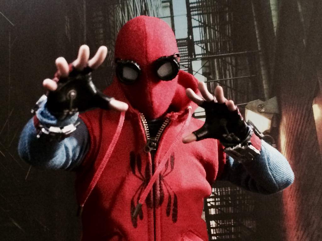 Figure Showcase: Hot Toys Spider Man Homecoming: Spider Man