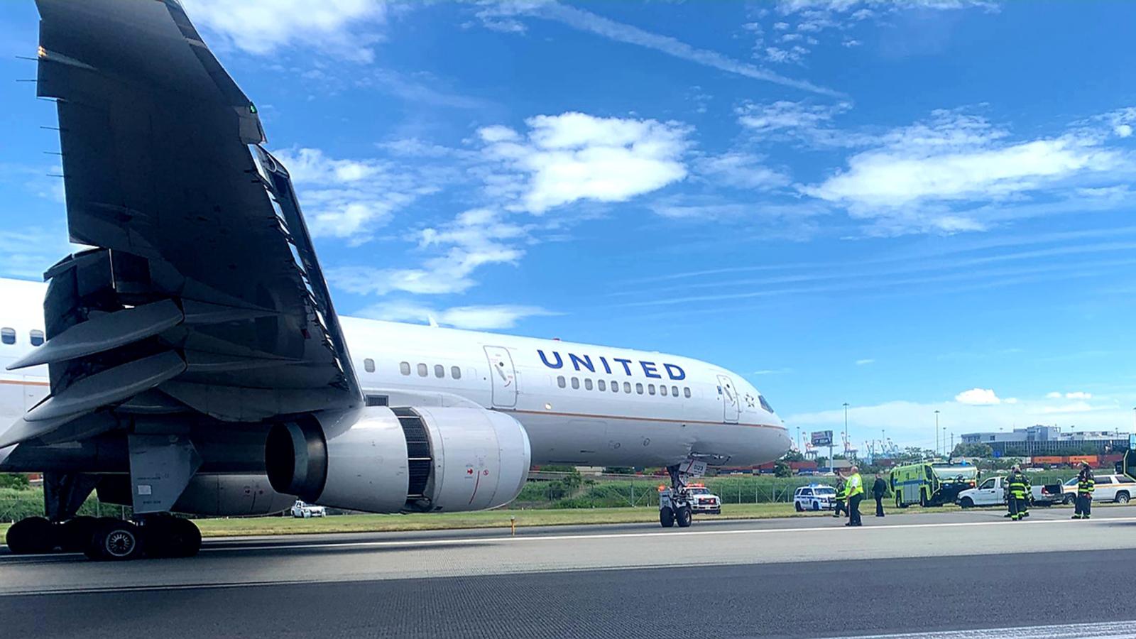 Plane landing at Newark Airport blows tires, skids off runway