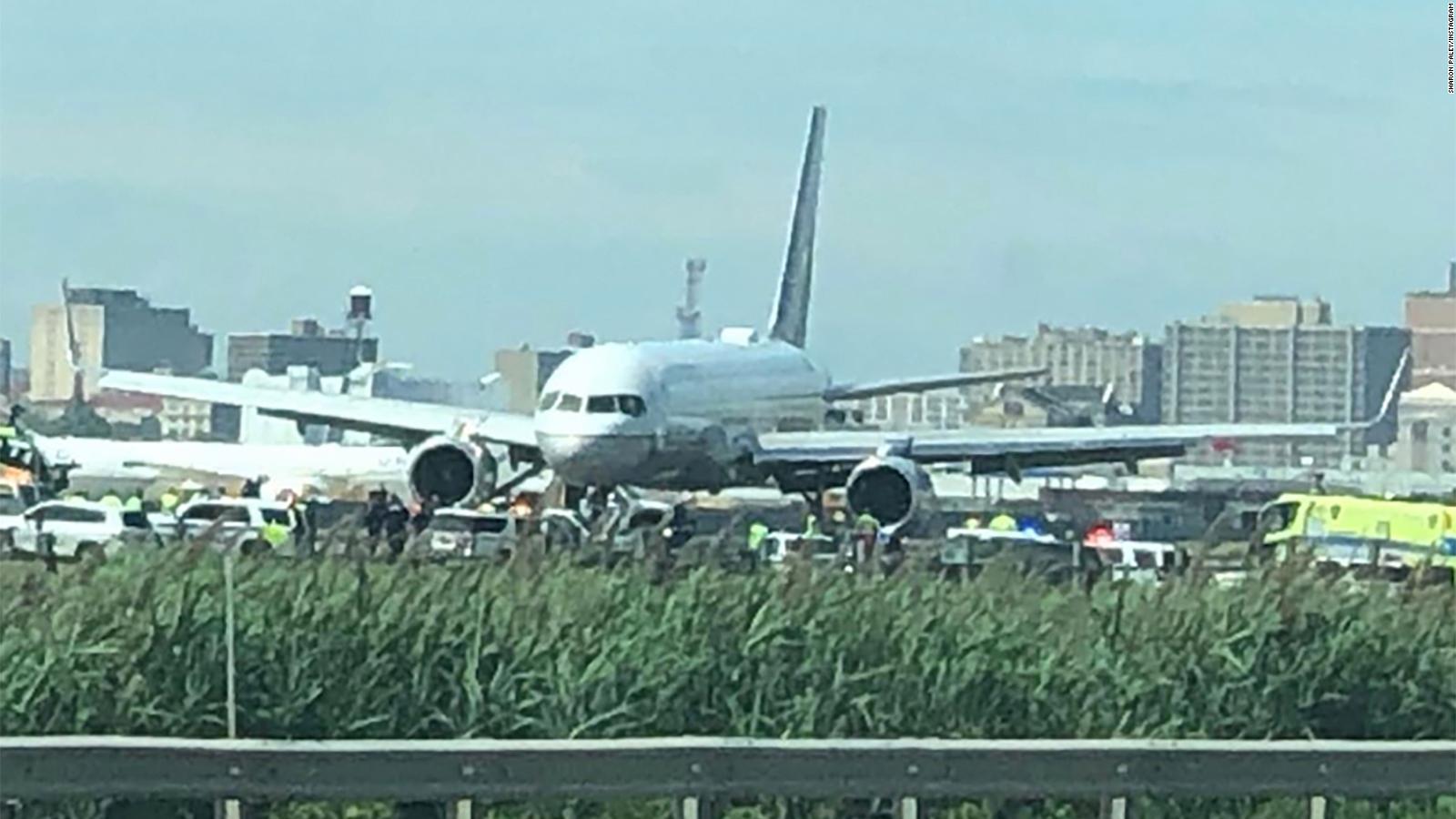 United Airlines flight blows out tires during landing at Newark