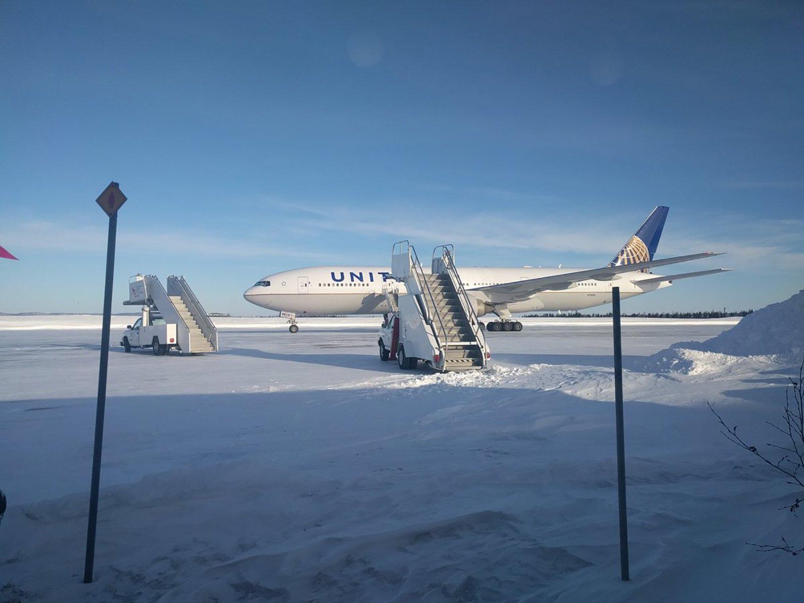 Passengers stuck on United flight in frigid cold for more than 14 hours