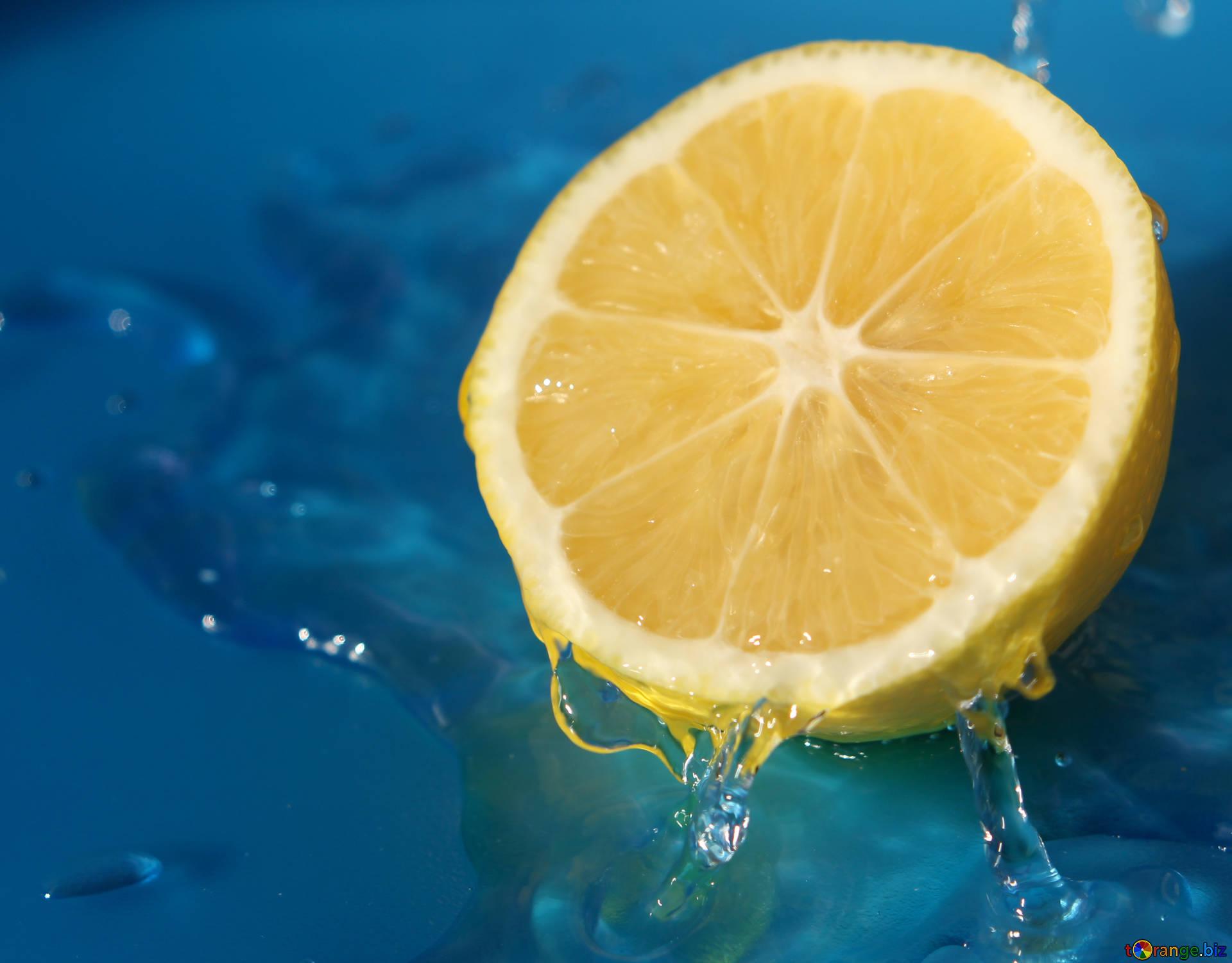 Lemons in water lemon with water drops citrus № 40765