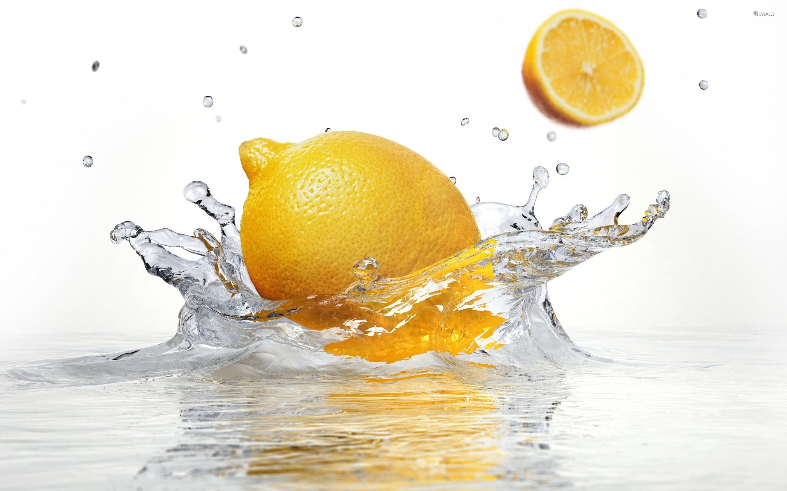Lemon in water Wallpaper