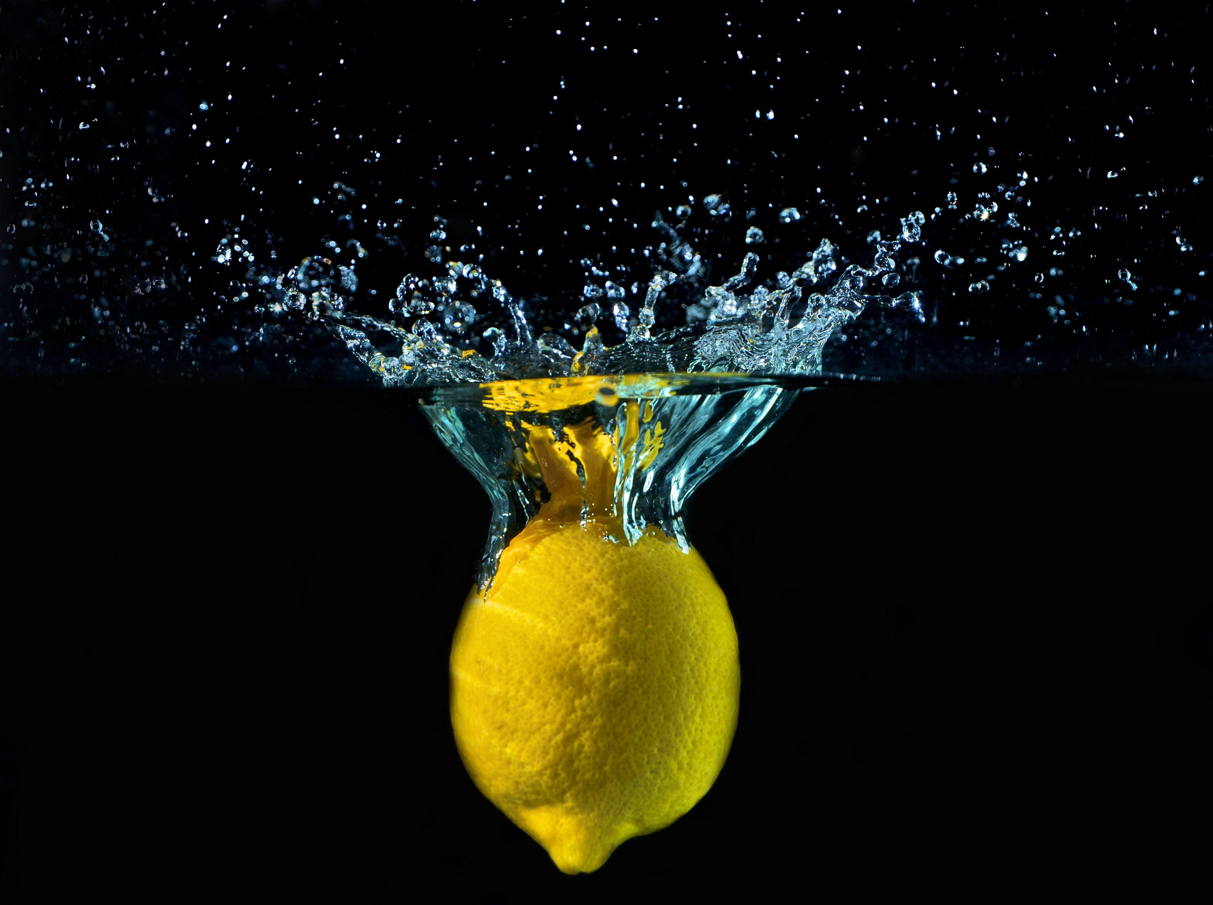 Lemon submerge in water with splash HD wallpaper