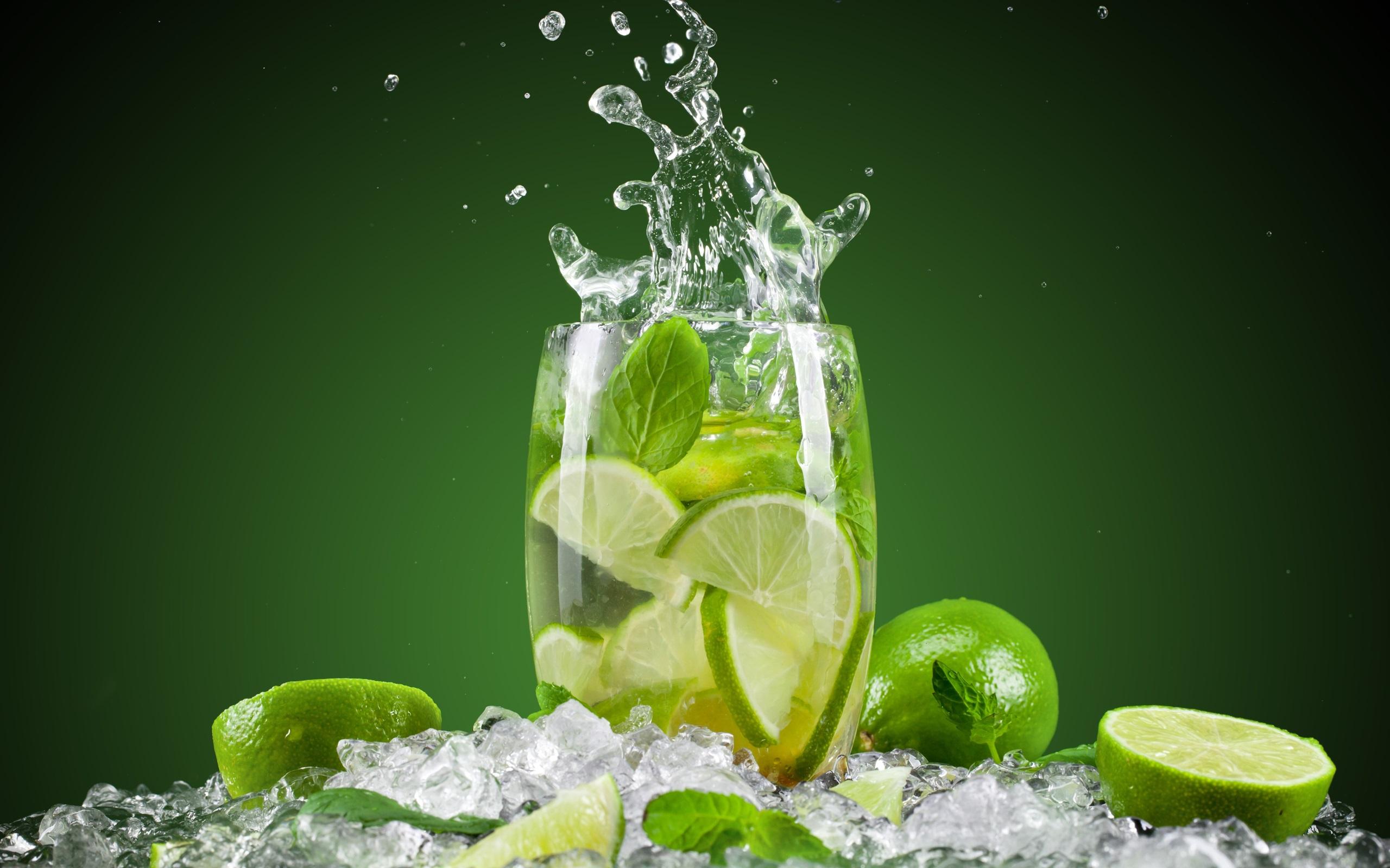 Summer drinks mojito, green lemon, ice, cup, water splash wallpaper