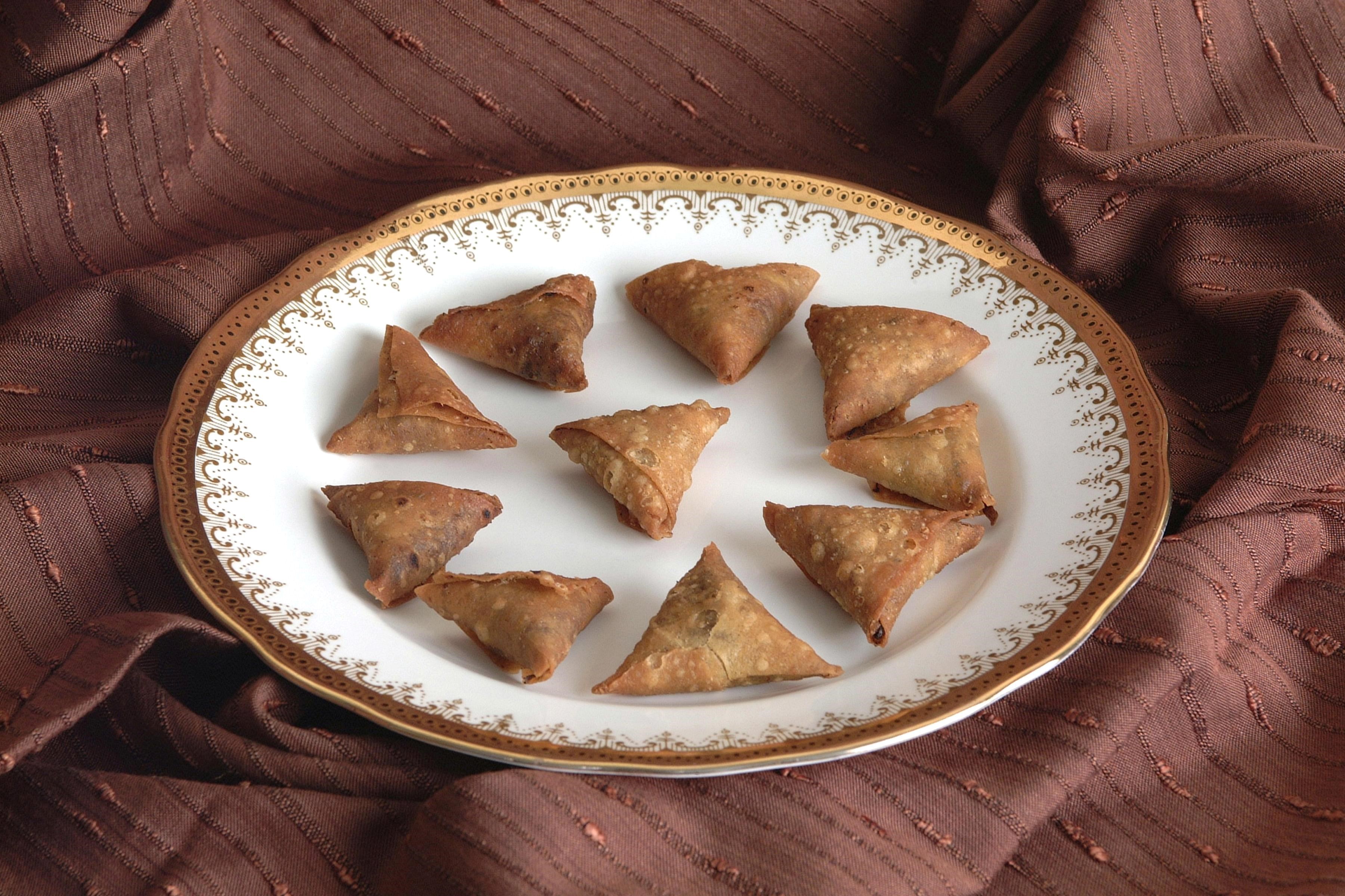 Popular Gujarati Street Food Ghughra Snack Wallpaper