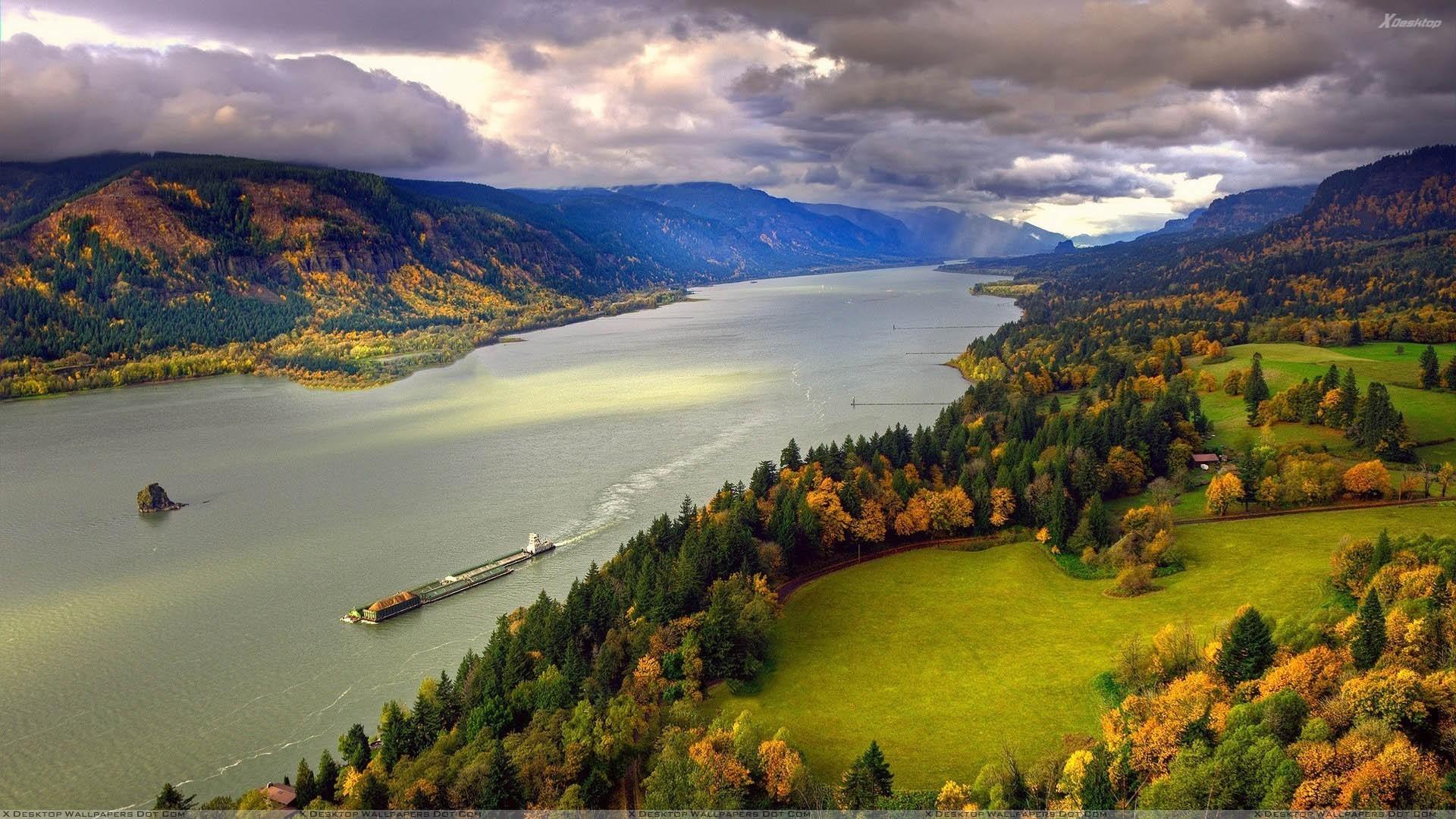 Columbia River Awesome Scene In Morning Wallpaper
