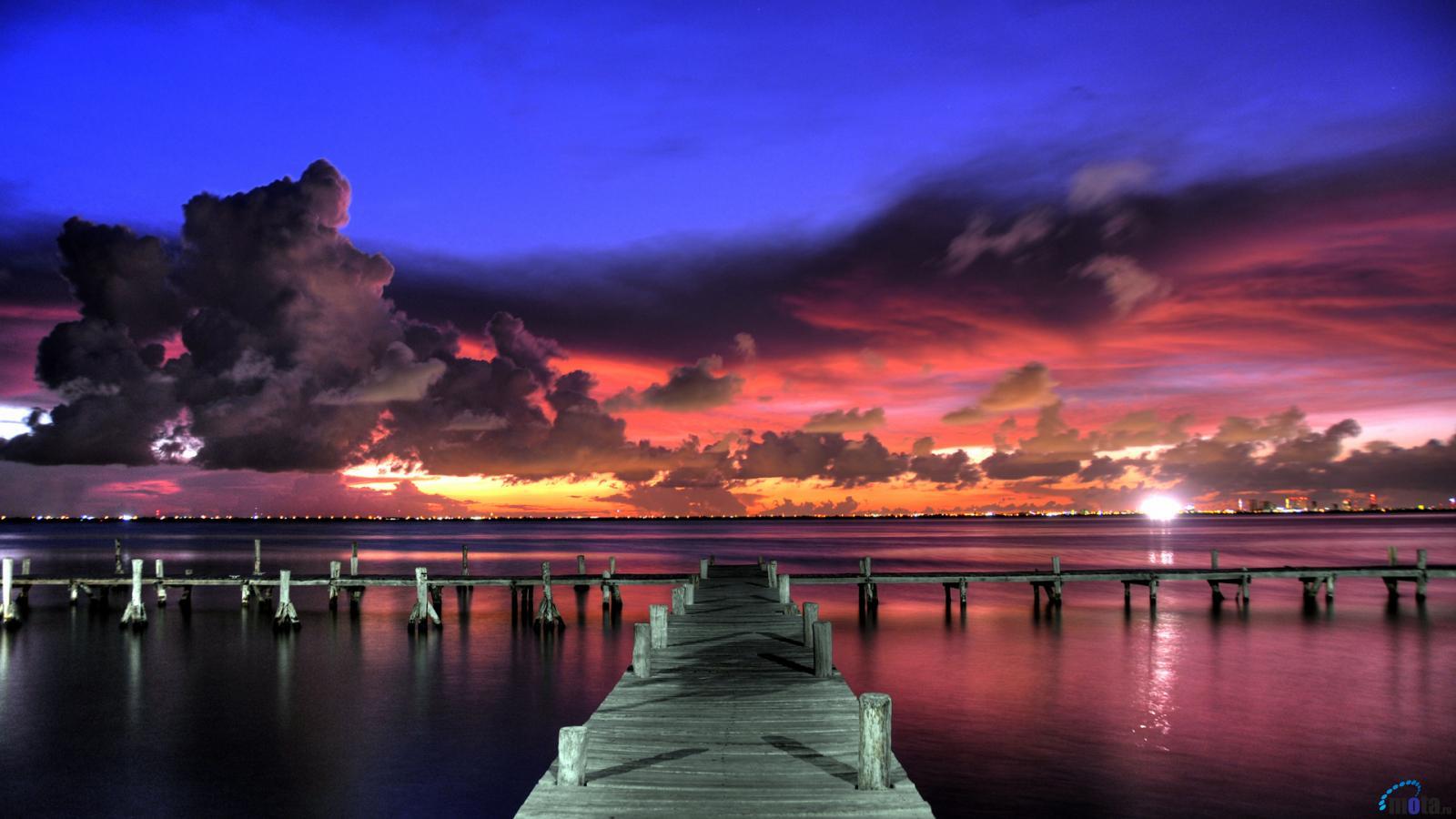 Download Wallpaper Bright tropical sunset 1600 x 900 widescreen