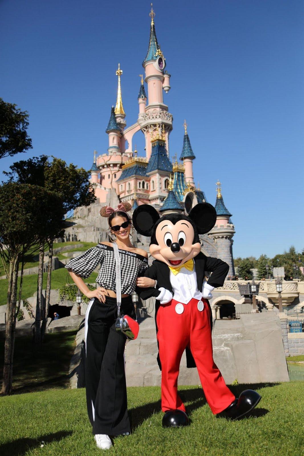 Neymar And His Girlfriend Bruna Marquezine Were At Disneyland Paris