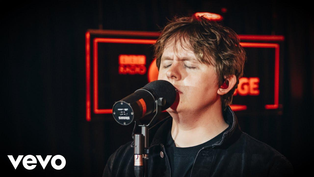 Lewis Capaldi Performs “Hold Me While You Wait” and “2002” on BBC