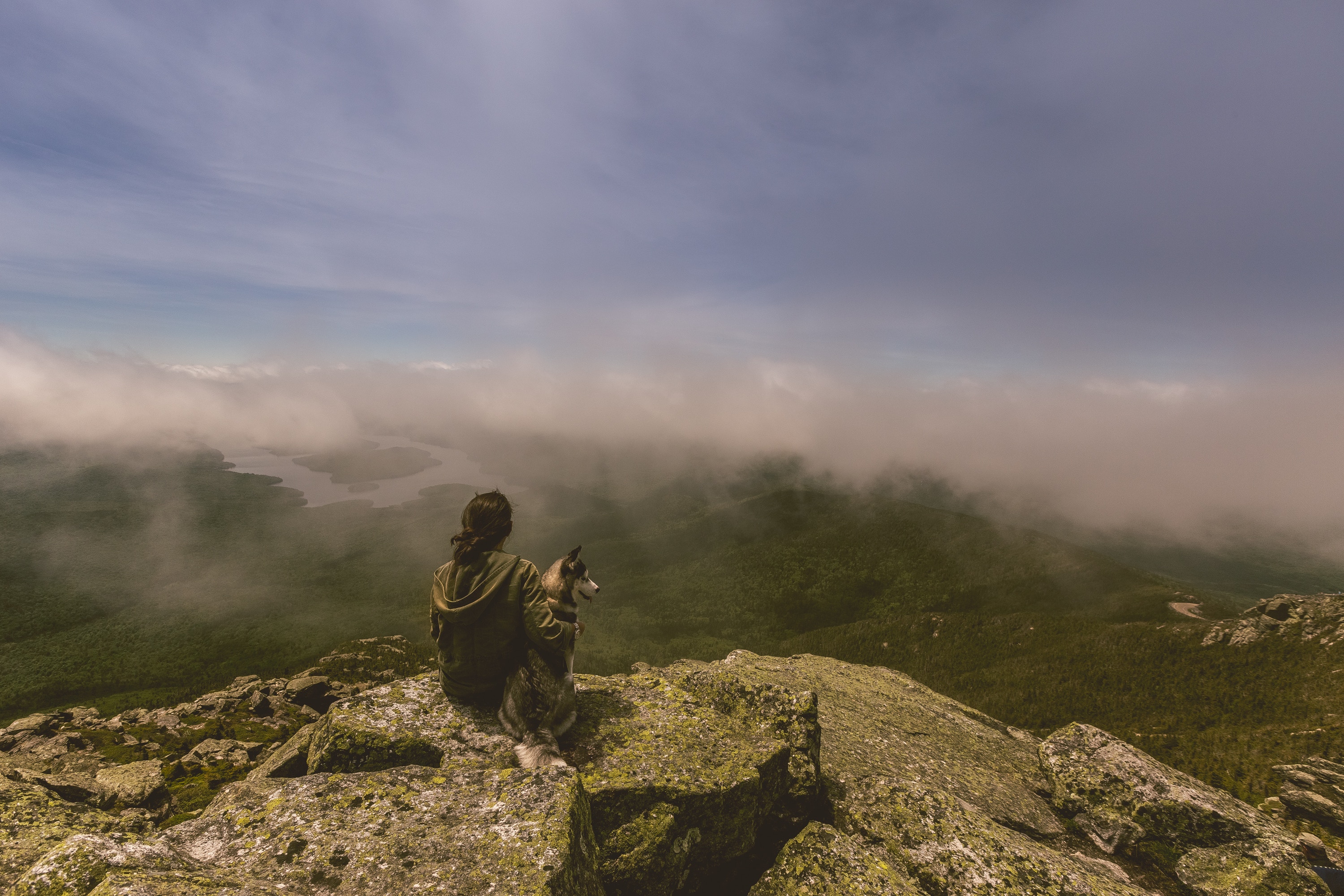 3000x2000 #dog, #mountian, #person, #view, #mist, #mountain