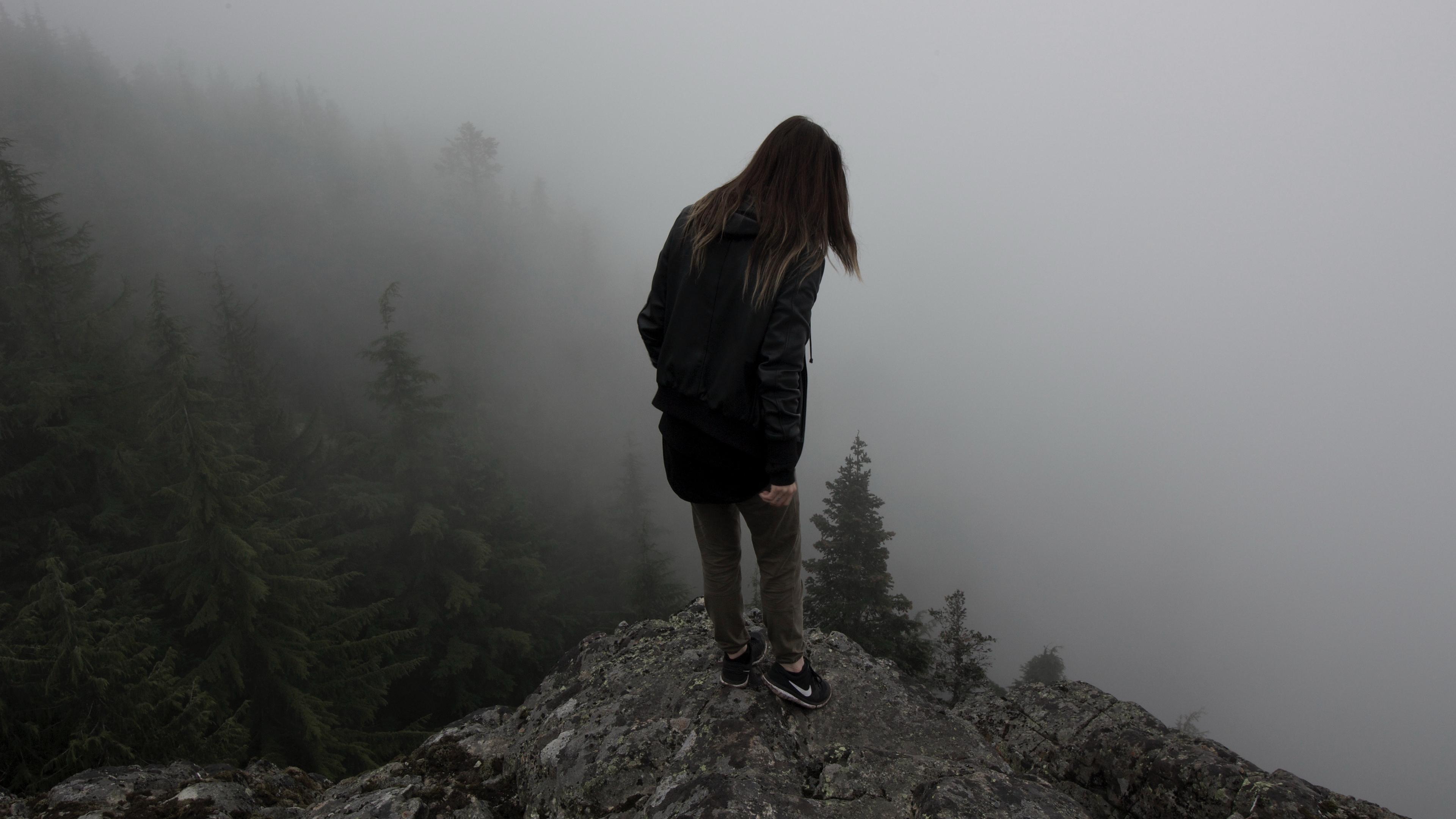 Download wallpaper 3840x2160 man, hill, cliff, fog 4k uhd 16:9 HD