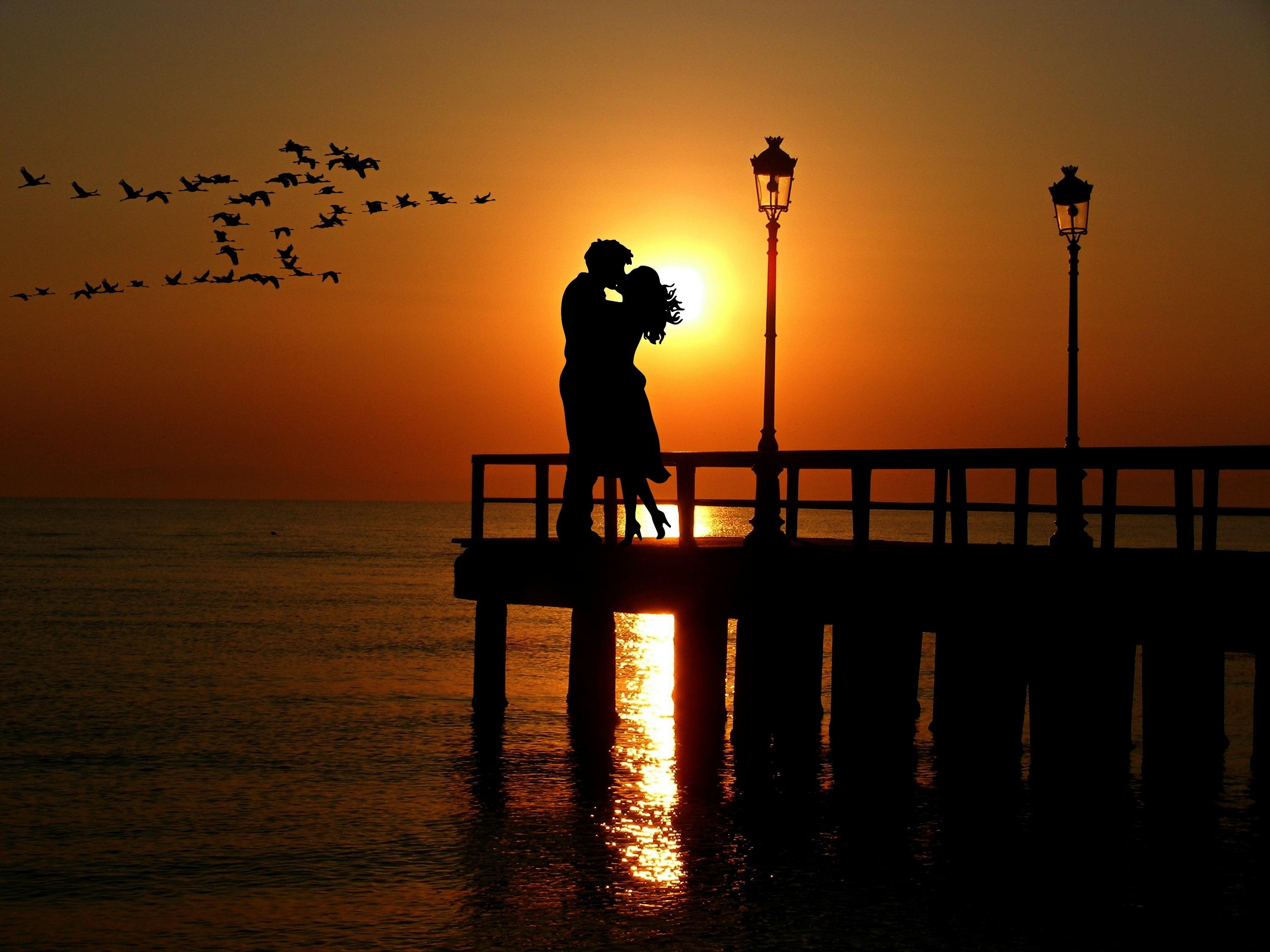 Silhouette of man an woman kissing during sunset HD wallpapers