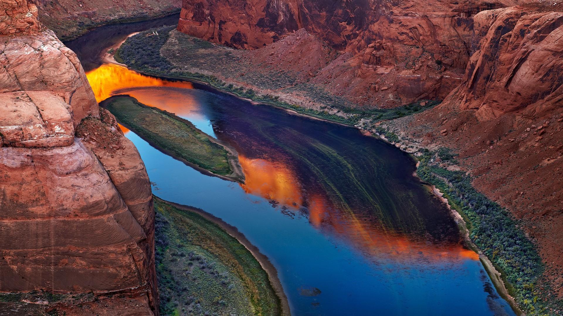 Colorado River at sunrise, Horse Shoe Bend, Page, Arizona, USA